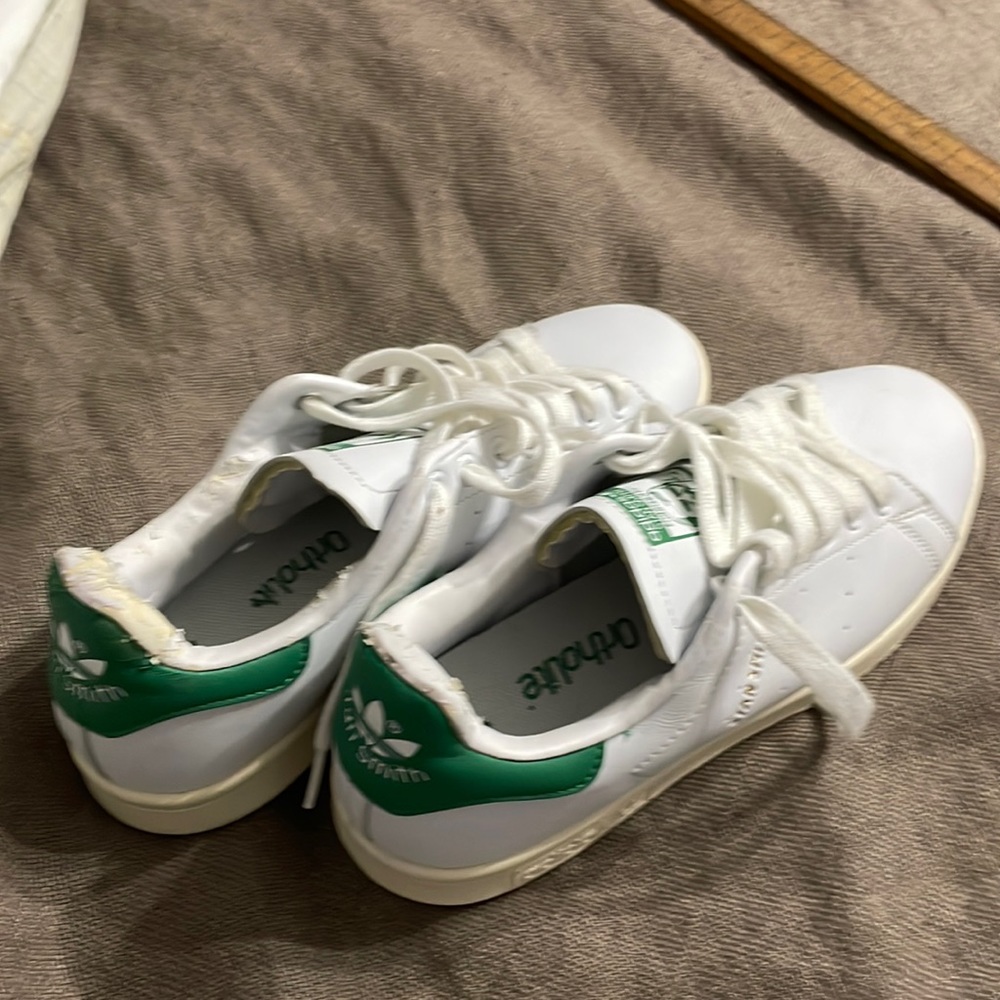 Like new old school Adidas Stan smiths size 9